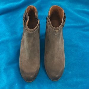 Susina Grey Suede Booties sz 8 1/2